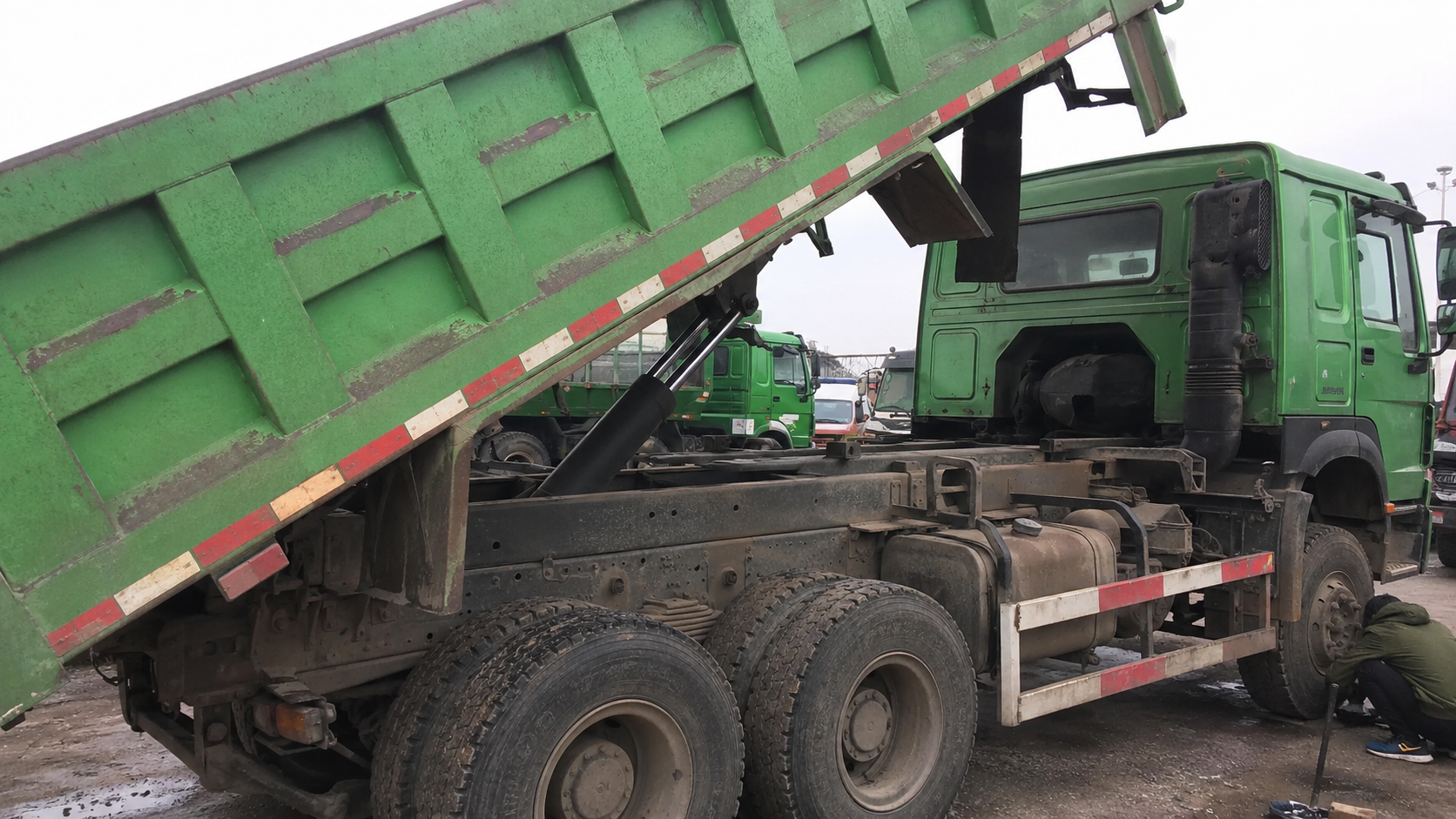 Hydraulic lifting system check on a used dump truck