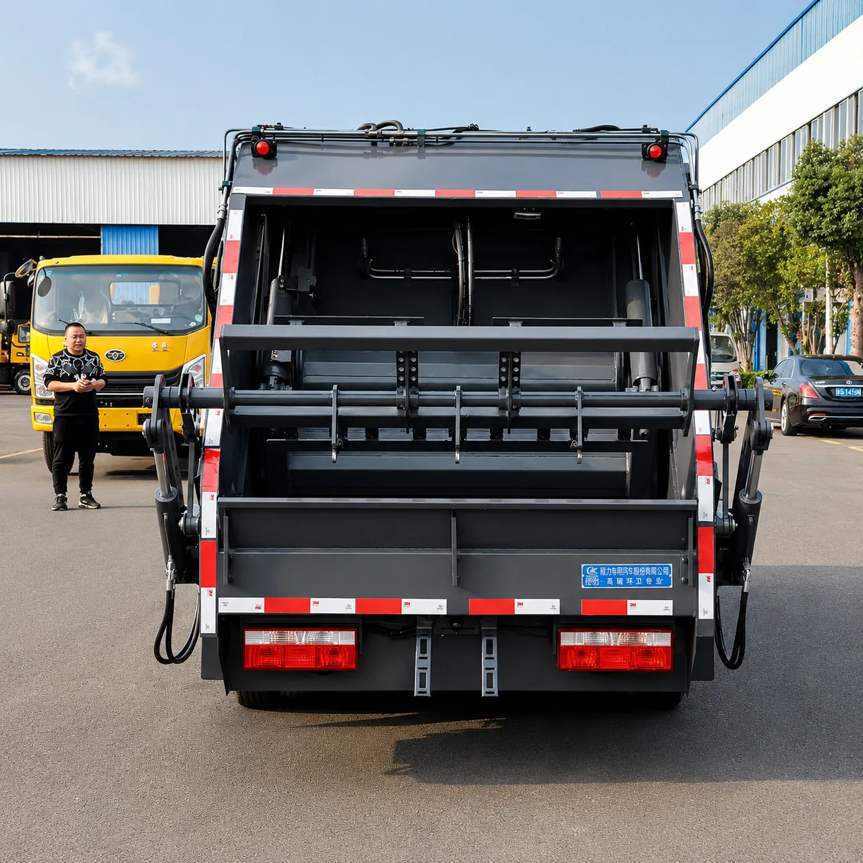 Dongfeng Garbage Compactor Truck 120 / 140 / 170 / 200 / 270HP 5 / 6 / 8 / 10 / 12 / 13 / 16 / 20CBM Available detail photo