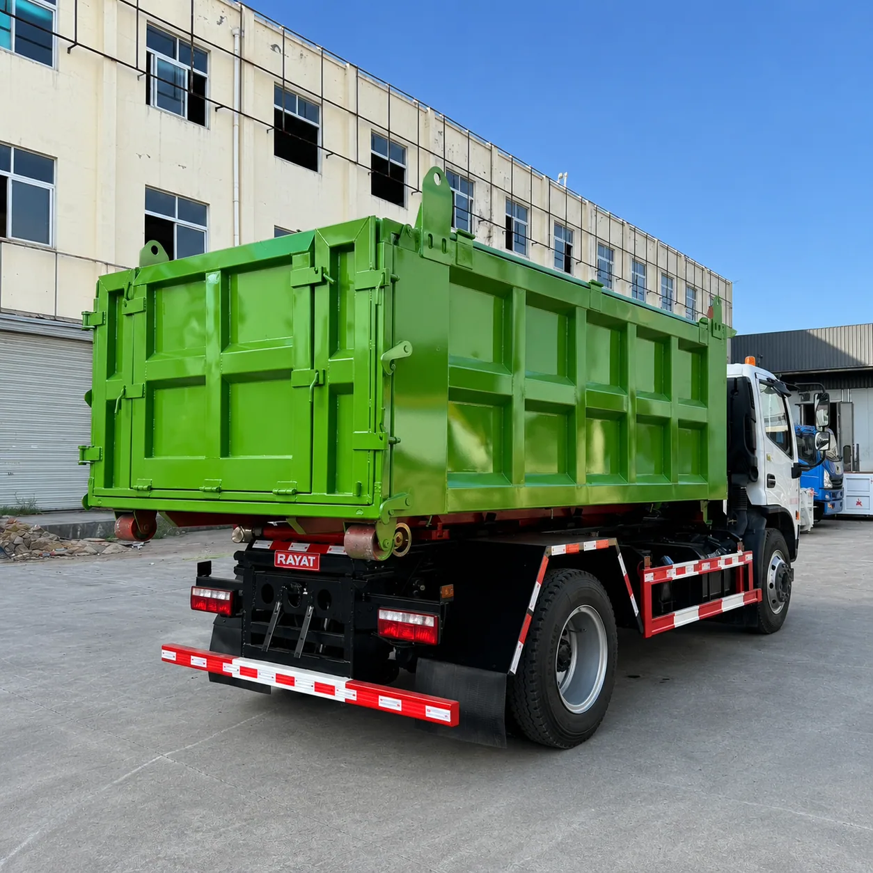 Dongfeng Hook Lift Garbage Truck 115 / 140 / 190 / 260 / 290HP 5–25CBM Available product display