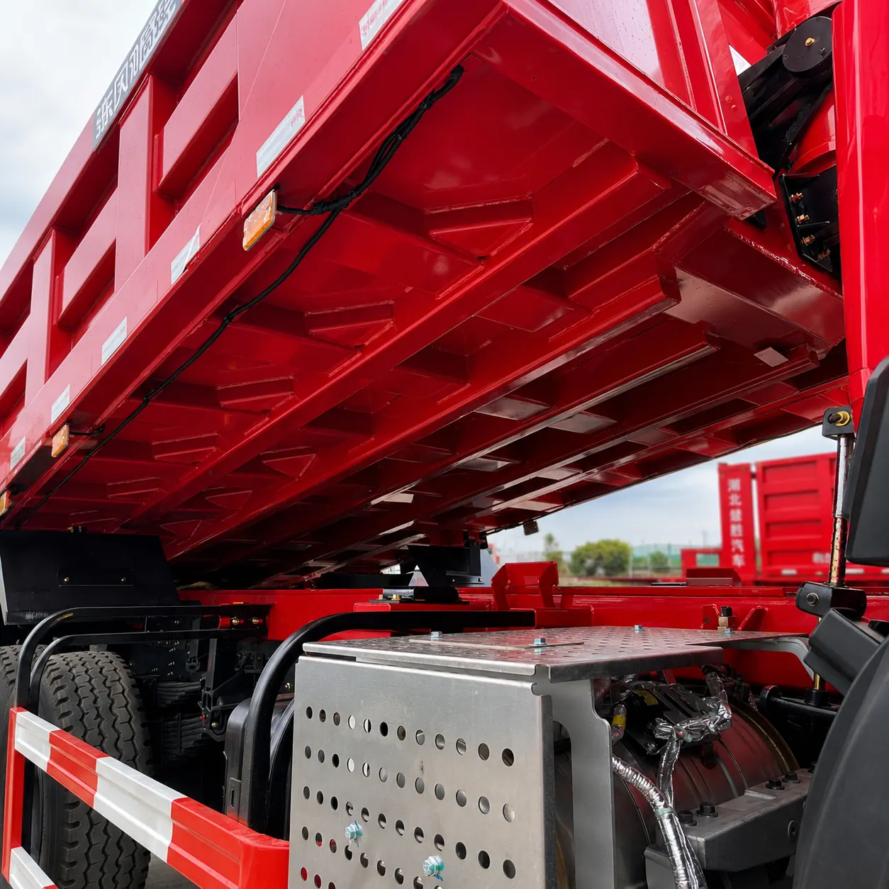 Dongfeng KR / KC 4×2 Dump Truck 180 / 210 / 240 / 260 / 270HP Available product display