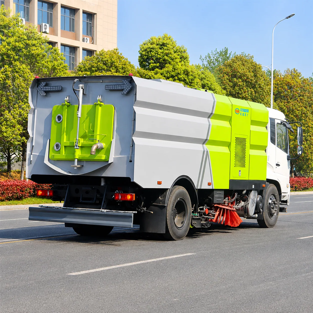 Dongfeng Road Sweeper Truck 95 / 120 / 140 / 170 / 190HP Available detail photo