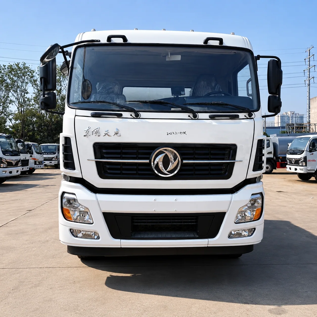 Dongfeng Tianlong Fuel Tanker Truck 260 / 290 / 340 / 375HP 15 / 20 / 25 / 30CBM Available detail photo