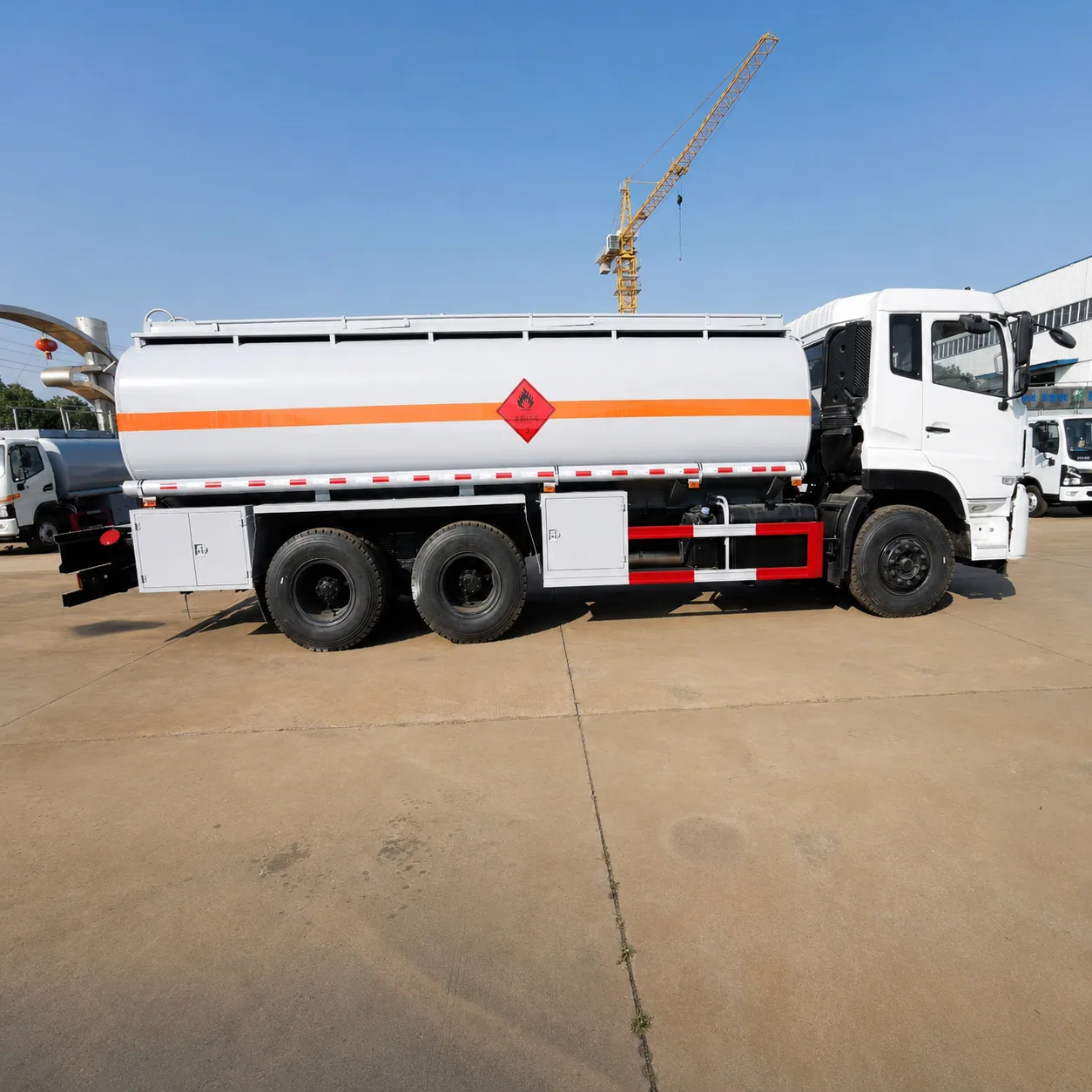 Dongfeng Tianlong Fuel Tanker Truck 260 / 290 / 340 / 375HP 15 / 20 / 25 / 30CBM Available detail photo