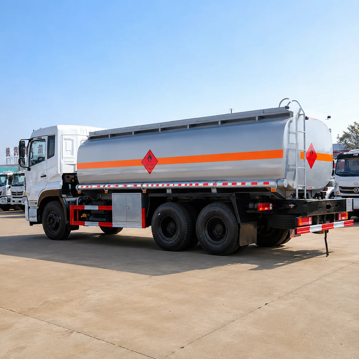 Dongfeng Tianlong Fuel Tanker Truck 260 / 290 / 340 / 375HP 15 / 20 / 25 / 30CBM Available product display