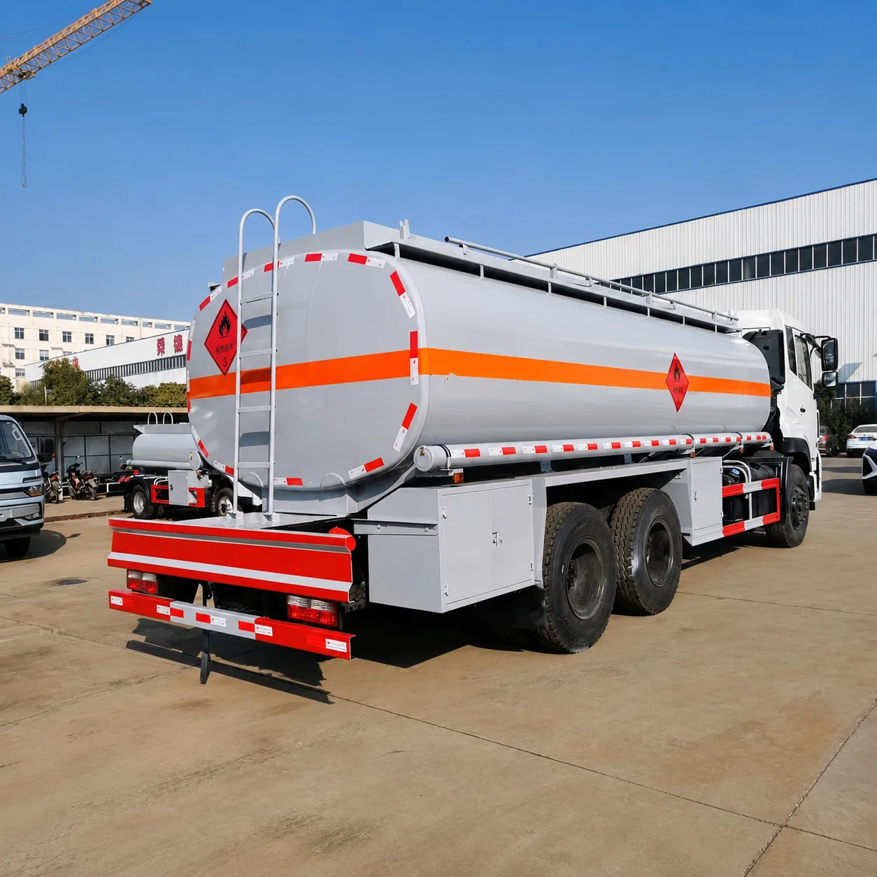Dongfeng Tianlong Fuel Tanker Truck 260 / 290 / 340 / 375HP 15 / 20 / 25 / 30CBM Available product display