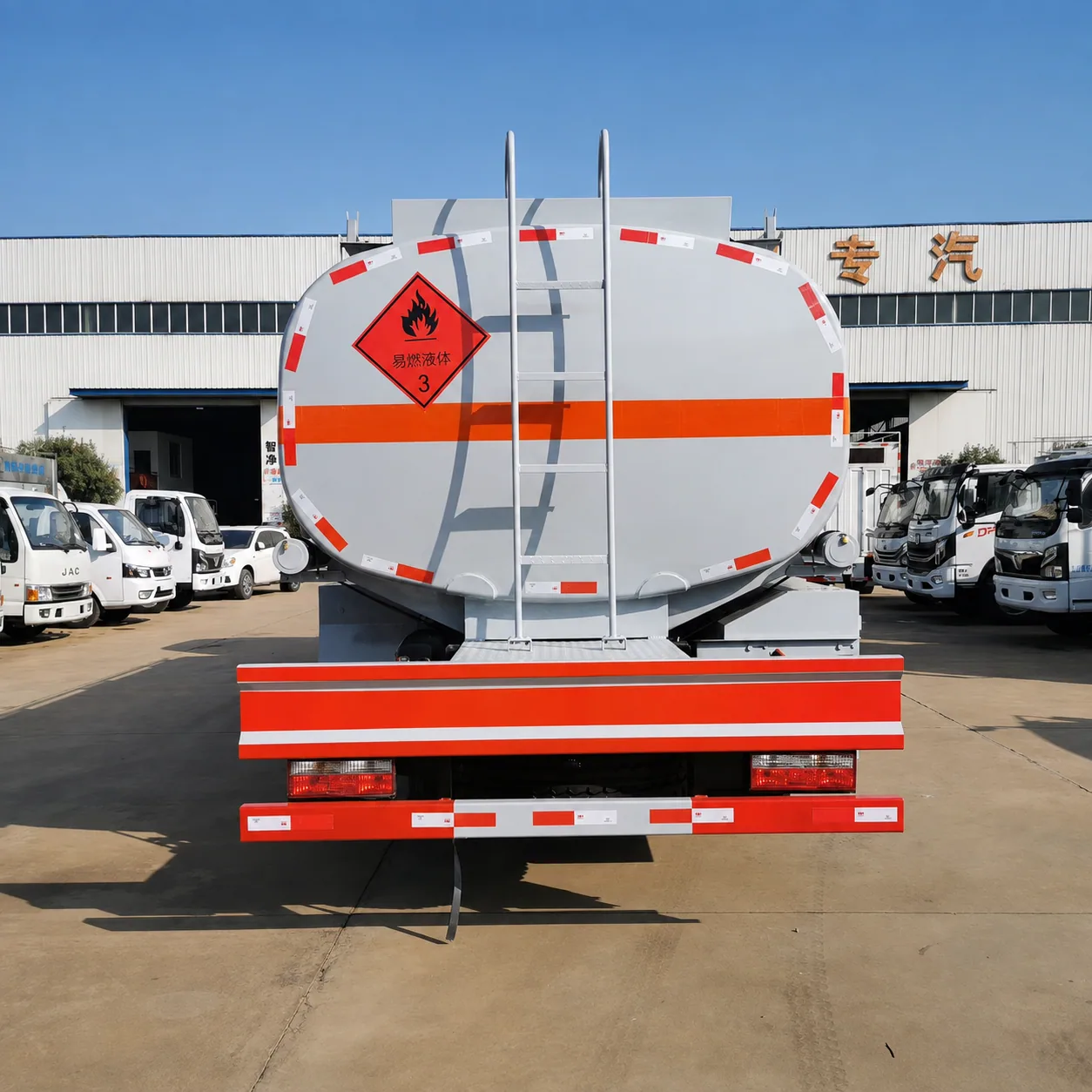 Dongfeng Tianlong Fuel Tanker Truck 260 / 290 / 340 / 375HP 15 / 20 / 25 / 30CBM Available product display