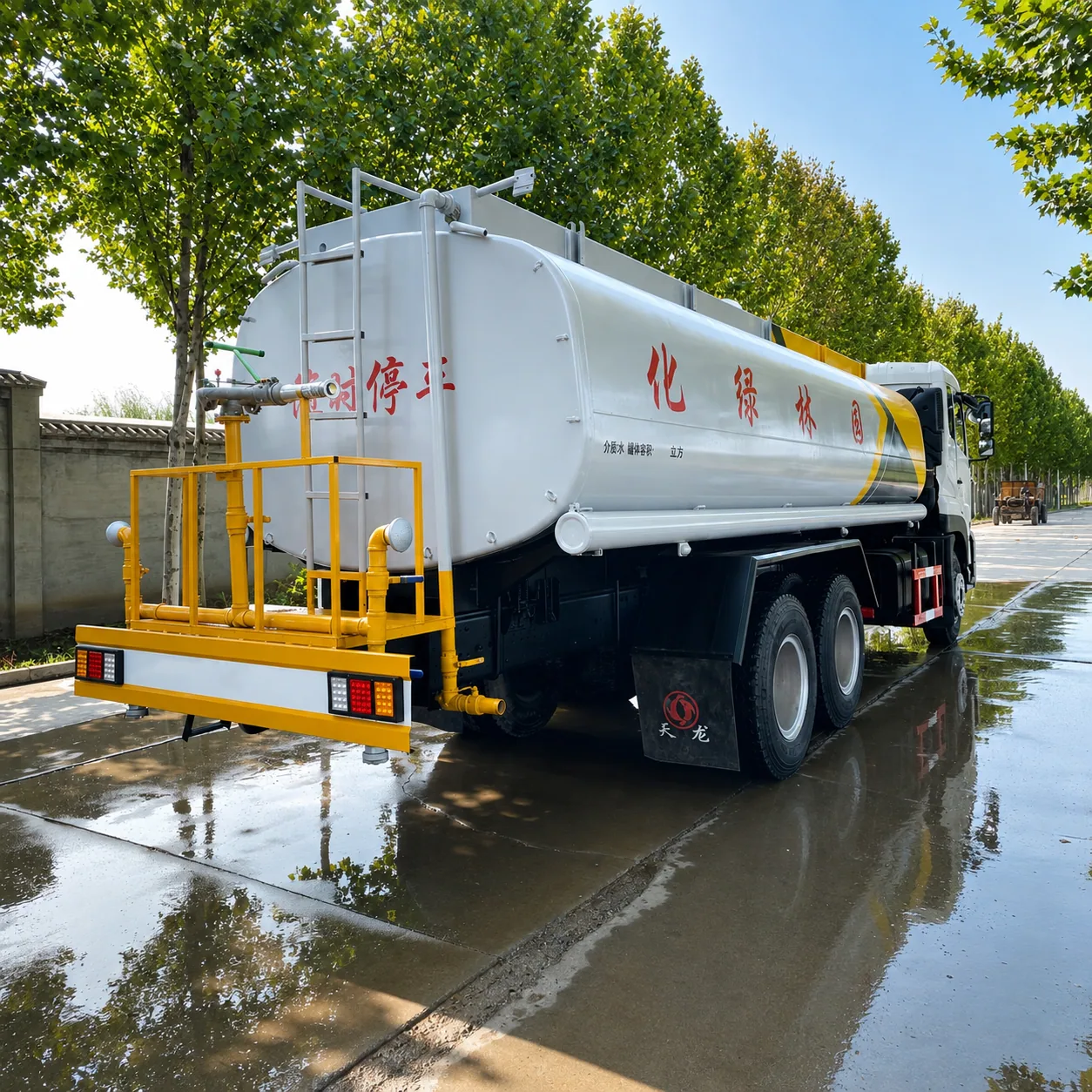 Dongfeng Tianlong Water Tanker Truck 260 / 290 / 340 / 375HP 15 / 20 / 25 / 30CBM Available – Water Sprinkler Optional product display