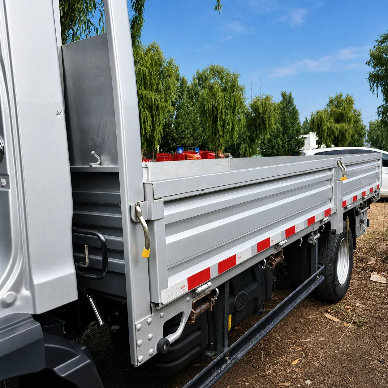 FAW Jiefang J6F 4×2 Dropside Cargo Truck 110 / 120 / 130HP Available product display