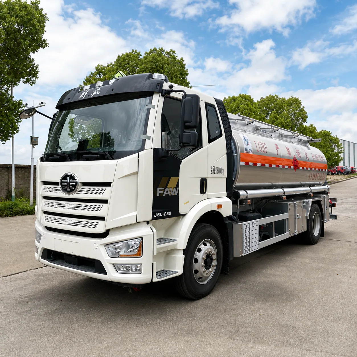 FAW Jiefang J6L Fuel Tanker Truck 180 / 220 / 240 / 260HP 8 / 10 / 12 / 15 / 18CBM Available photo 1