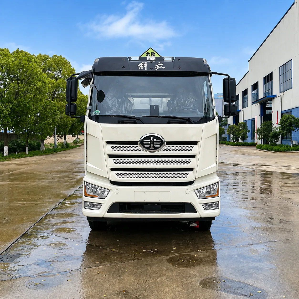 FAW Jiefang J6L Fuel Tanker Truck 180 / 220 / 240 / 260HP 8 / 10 / 12 / 15 / 18CBM Available product display