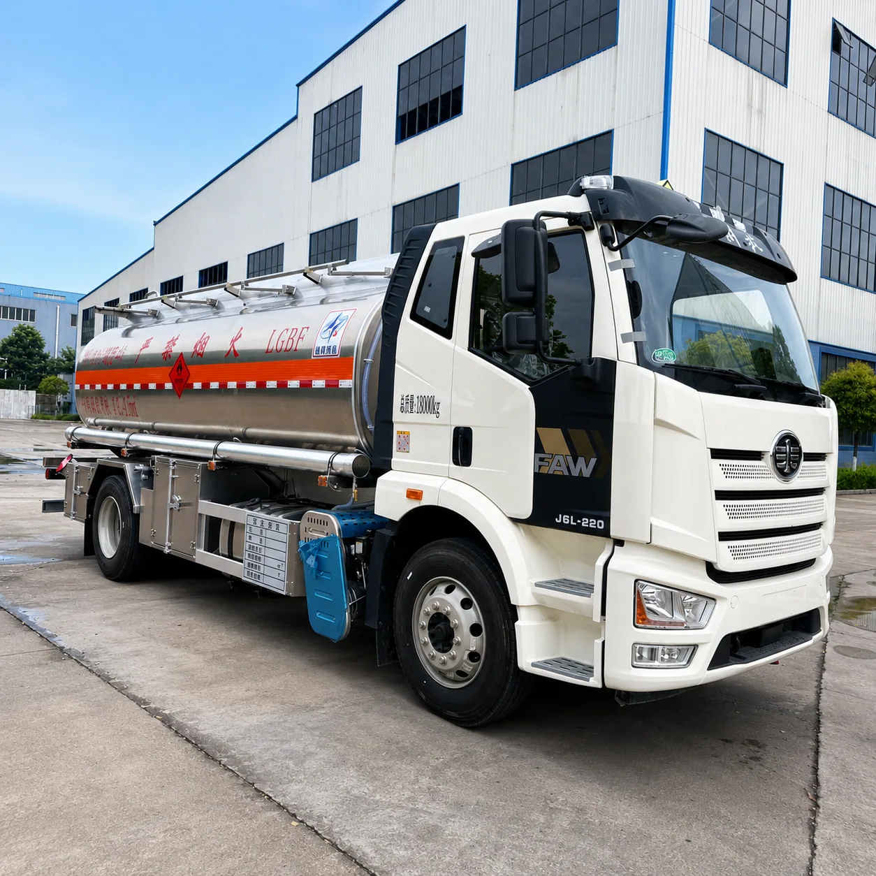 FAW Jiefang J6L Fuel Tanker Truck 180 / 220 / 240 / 260HP 8 / 10 / 12 / 15 / 18CBM Available detail photo