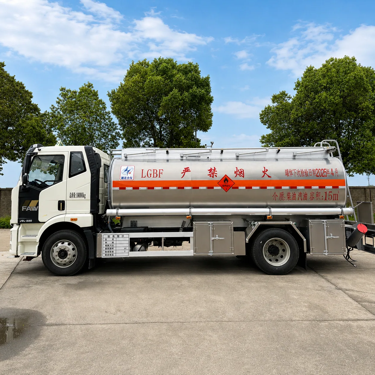 FAW Jiefang J6L Fuel Tanker Truck 180 / 220 / 240 / 260HP 8 / 10 / 12 / 15 / 18CBM Available detail photo