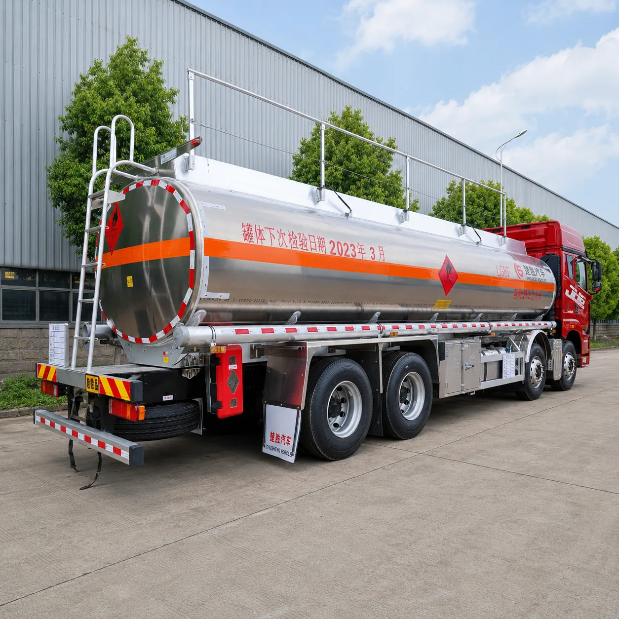 FAW Jiefang JH6 Fuel Tanker Truck 320 / 350 / 390 / 420 / 460HP 15 / 20 / 25 / 30CBM Available detail photo