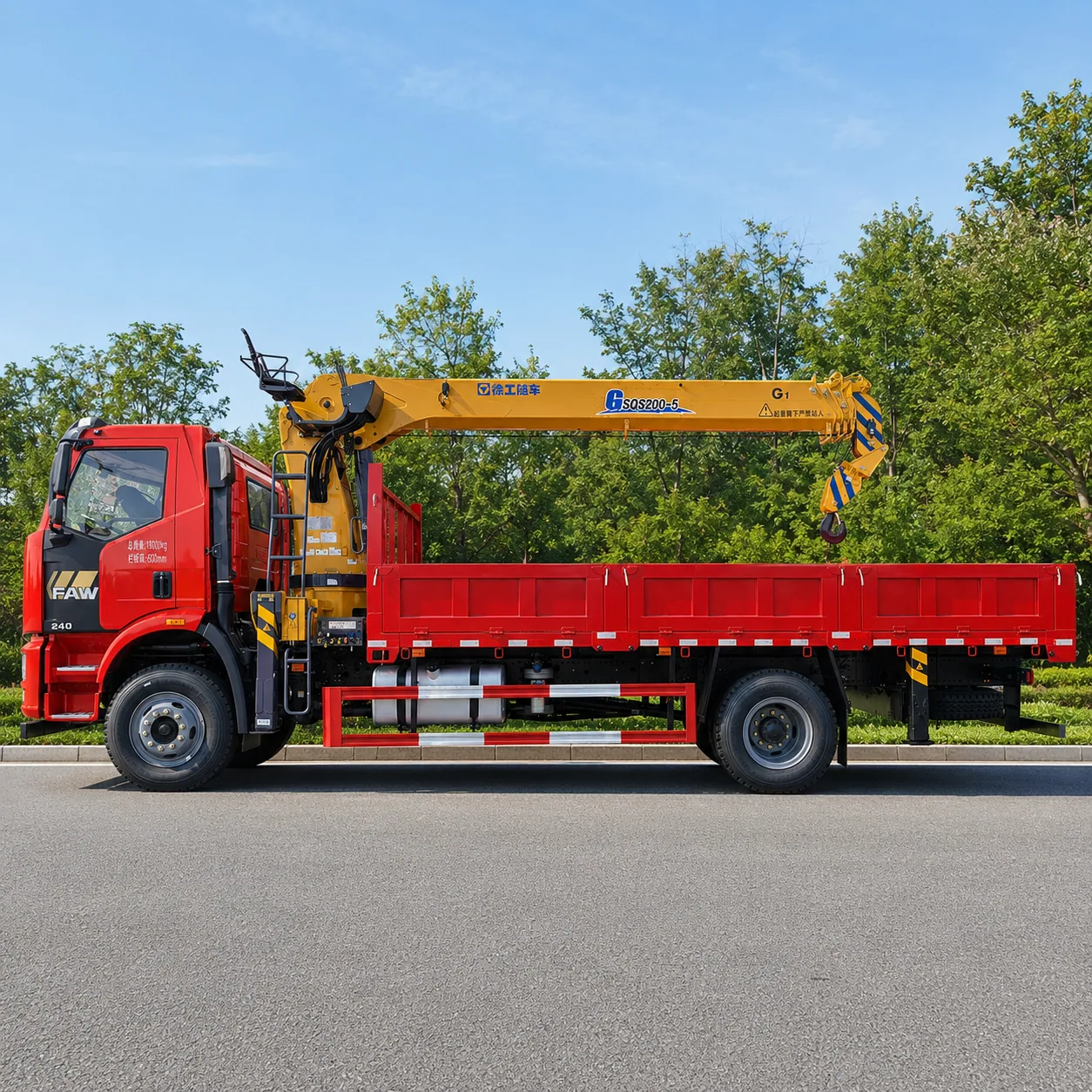 FAW Jiefang Truck Mounted Crane 180 / 220 / 260 / 320 / 350 / 390HP 3.2 / 5 / 6.3 / 8 / 10 / 12 / 14 / 16T Available detail photo