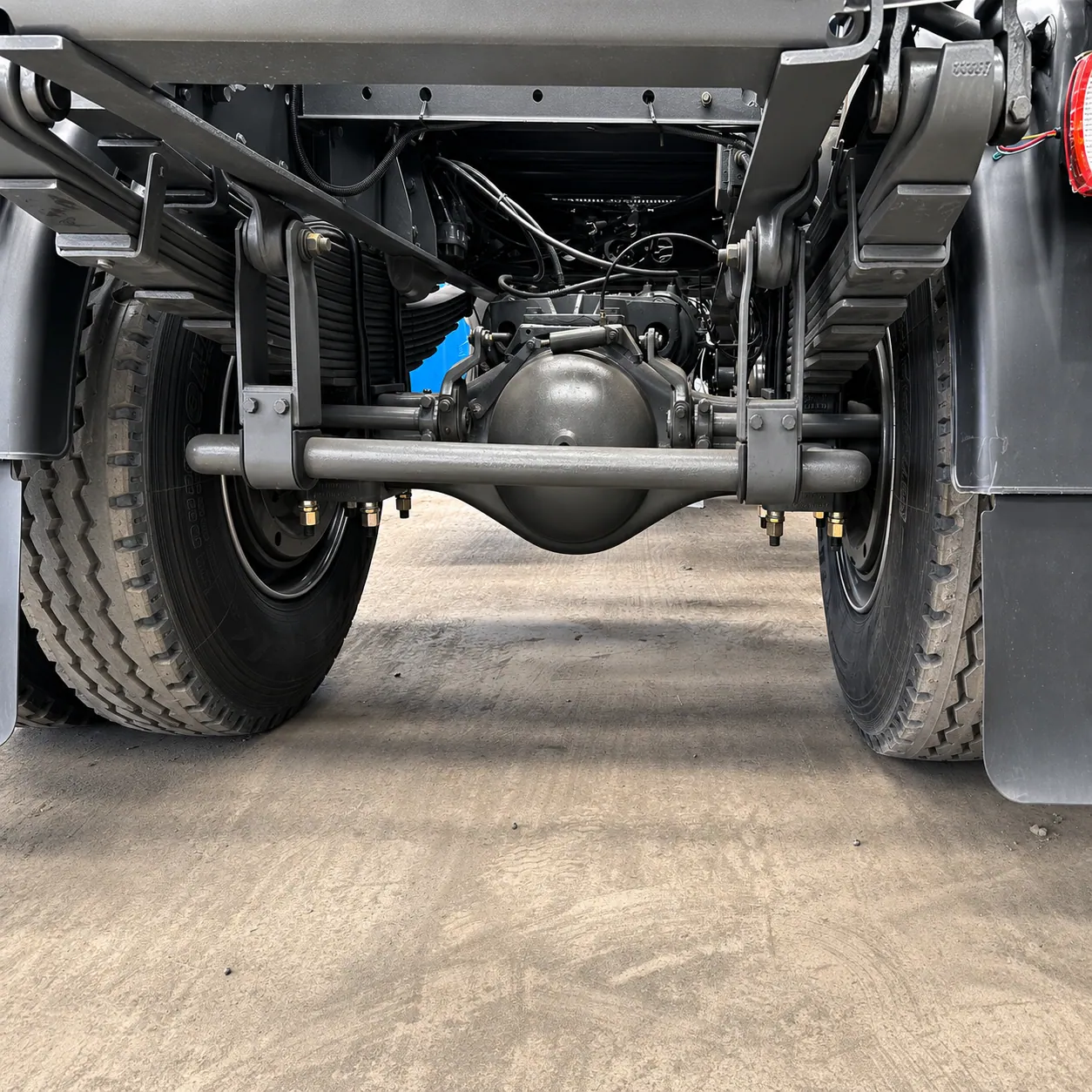 HOWO 371 / 375 / 380 / 400HP 4×2 Tractor Truck Available detail photo
