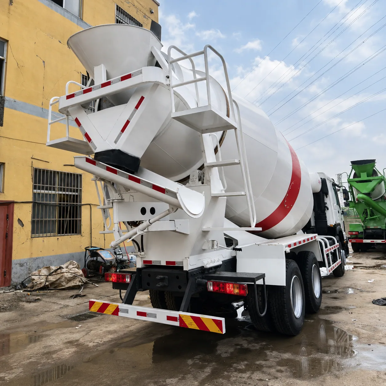 HOWO Concrete Mixer Truck 340 / 380 / 400HP 6 / 8 / 10 / 12 / 14 / 16CBM Available product display