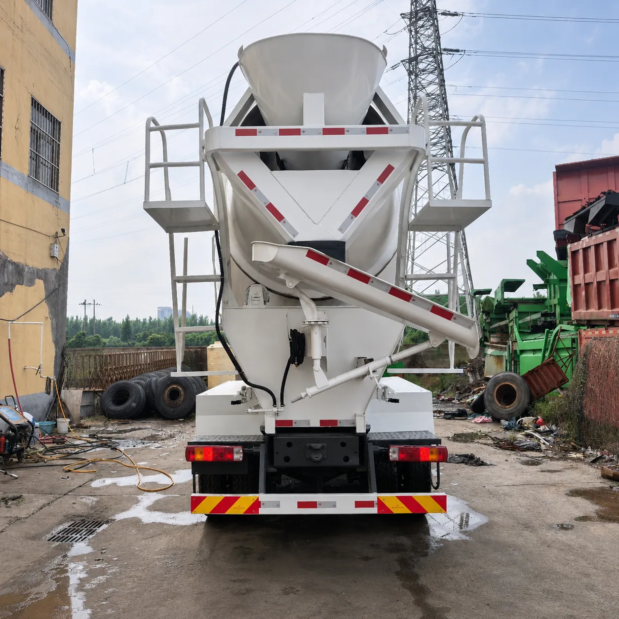 HOWO Concrete Mixer Truck 340 / 380 / 400HP 6 / 8 / 10 / 12 / 14 / 16CBM Available detail photo