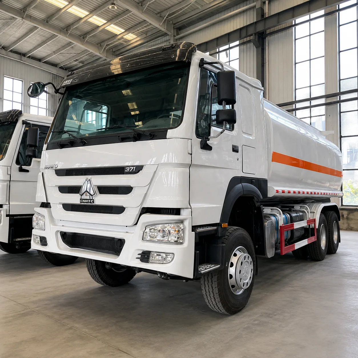 HOWO Fuel Tanker Truck 266 / 336 / 371 / 380 / 400HP 10 / 15 / 20 / 25 / 30CBM Available product display