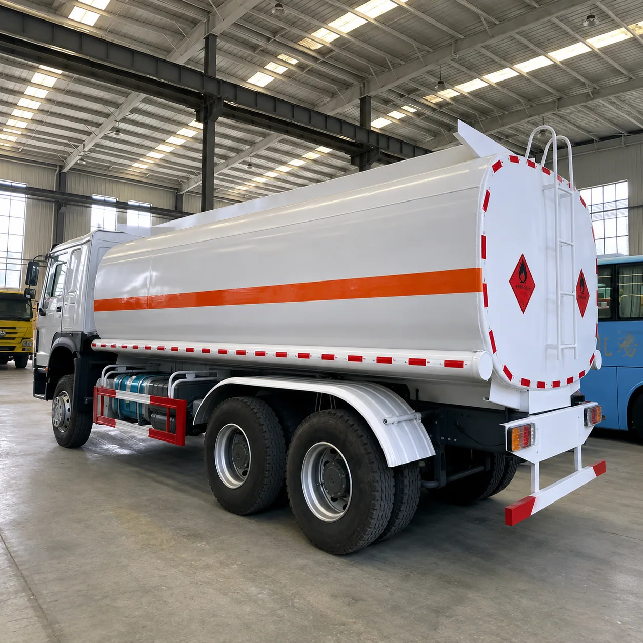 HOWO Fuel Tanker Truck 266 / 336 / 371 / 380 / 400HP 10 / 15 / 20 / 25 / 30CBM Available product display