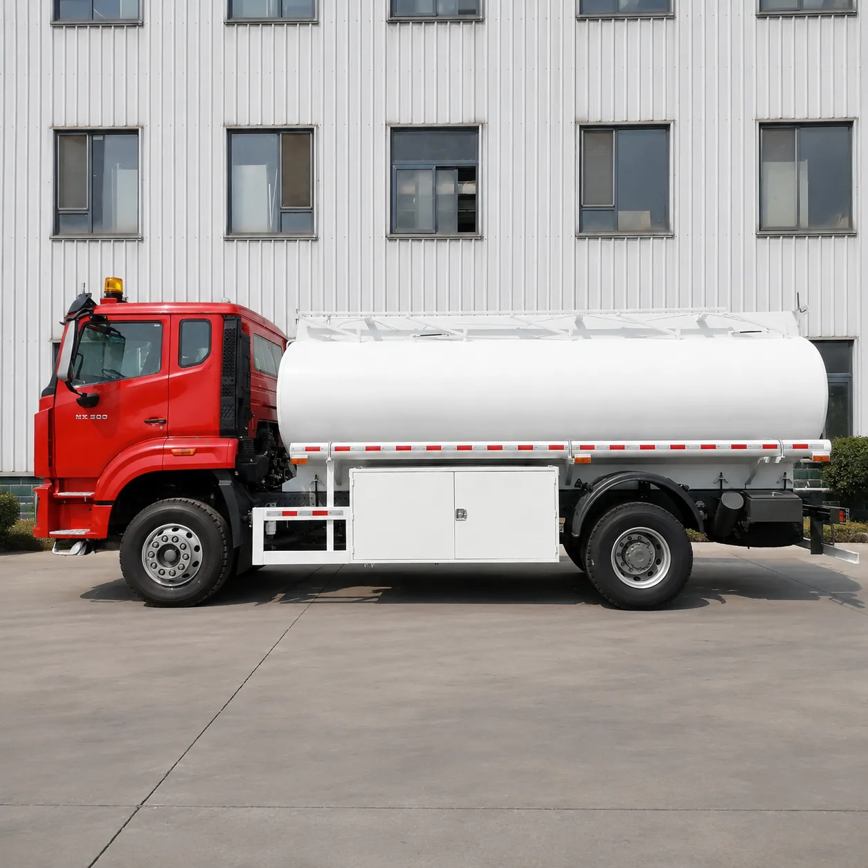 HOWO NX Fuel Tanker Truck 340 / 380 / 400 / 430HP 15 / 20 / 25 / 30CBM Available detail photo