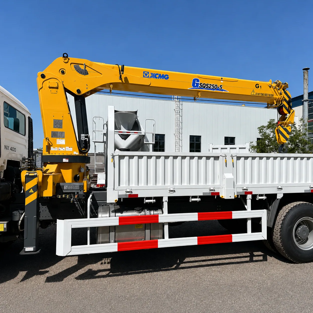 HOWO NX Truck Mounted Crane 340 / 380 / 400 / 430HP 5 / 6.3 / 8 / 10 / 12 / 14 / 16T Available detail photo