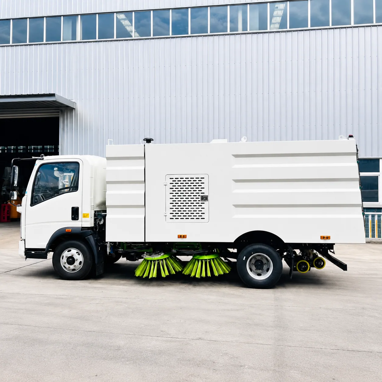 HOWO Road Sweeper Truck 116 / 140 / 160 / 180HP Available product display