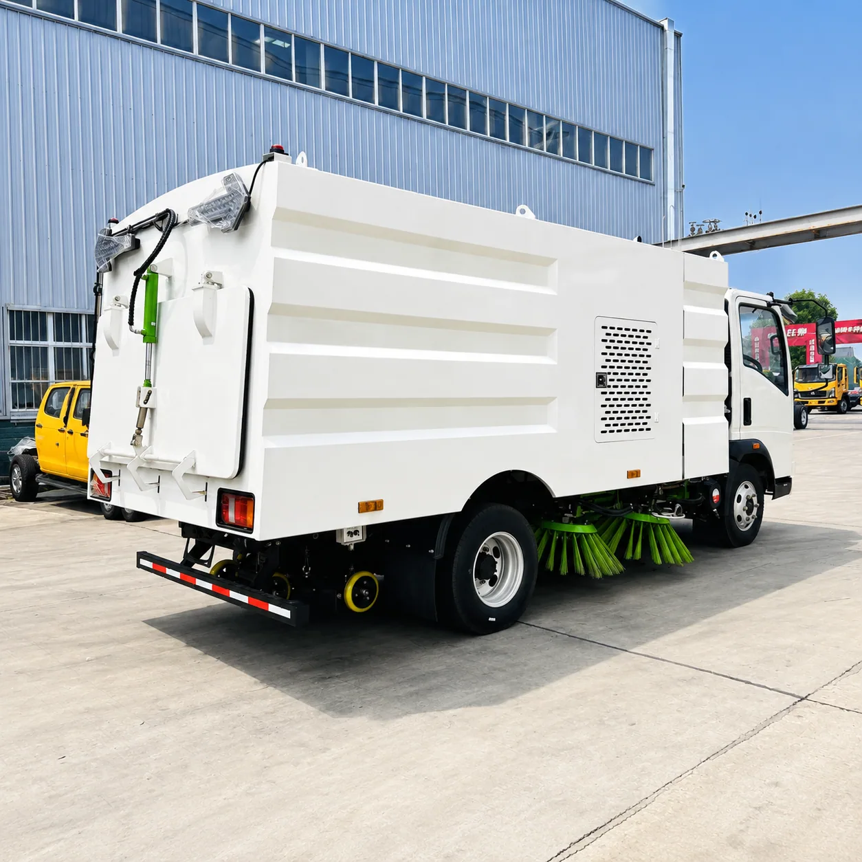 HOWO Road Sweeper Truck 116 / 140 / 160 / 180HP Available product display