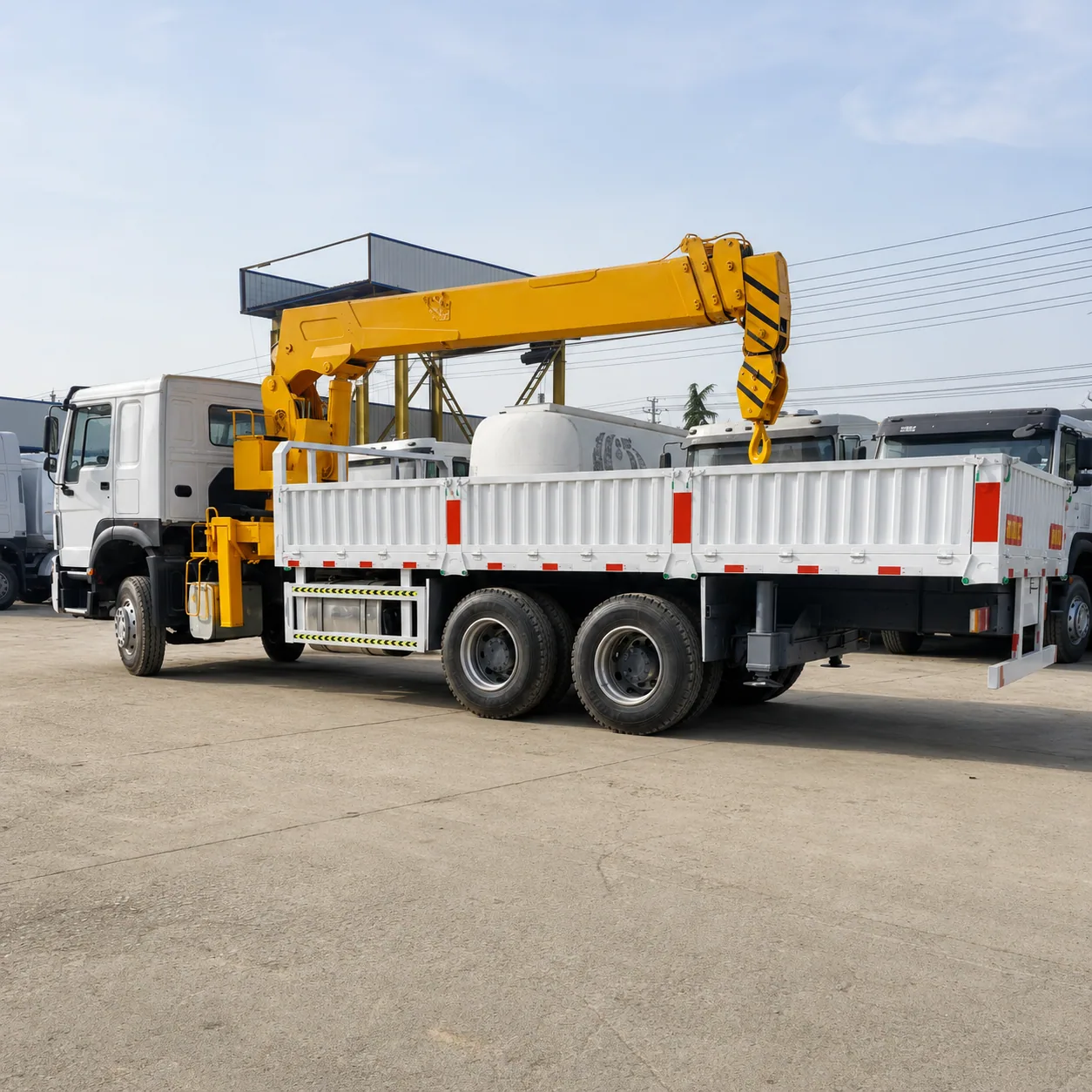 HOWO Truck Mounted Crane 160 / 266 / 336 / 371 / 380 / 400HP 5 / 6.3 / 8 / 10 / 12 / 14 / 16T Available detail photo