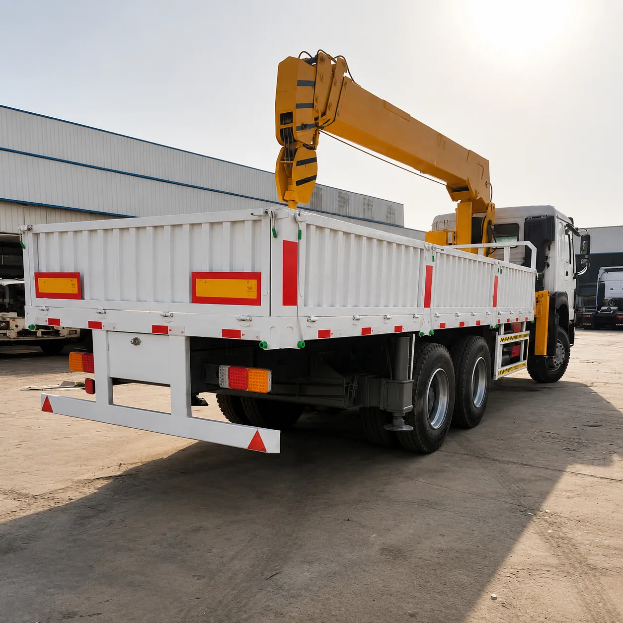 HOWO Truck Mounted Crane 160 / 266 / 336 / 371 / 380 / 400HP 5 / 6.3 / 8 / 10 / 12 / 14 / 16T Available detail photo