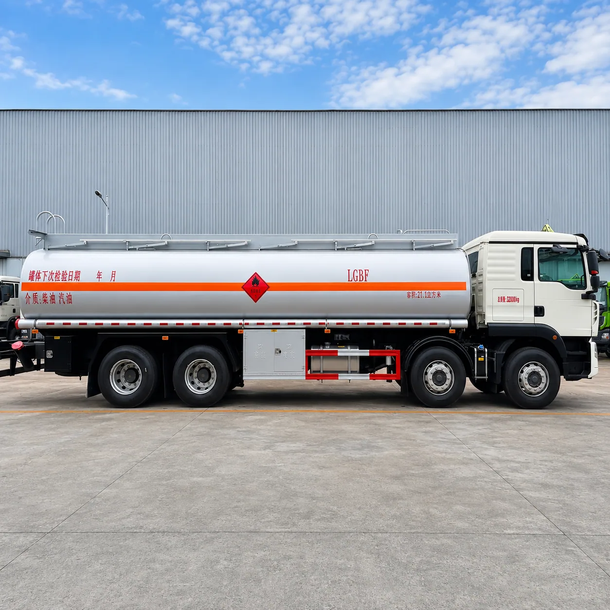 HOWO TX Fuel Tanker Truck 340 / 380 / 400 / 430HP 15 / 20 / 25 / 30CBM Available product display