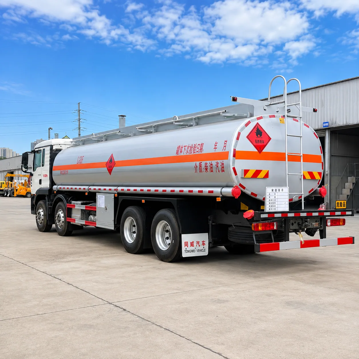 HOWO TX Fuel Tanker Truck 340 / 380 / 400 / 430HP 15 / 20 / 25 / 30CBM Available product display