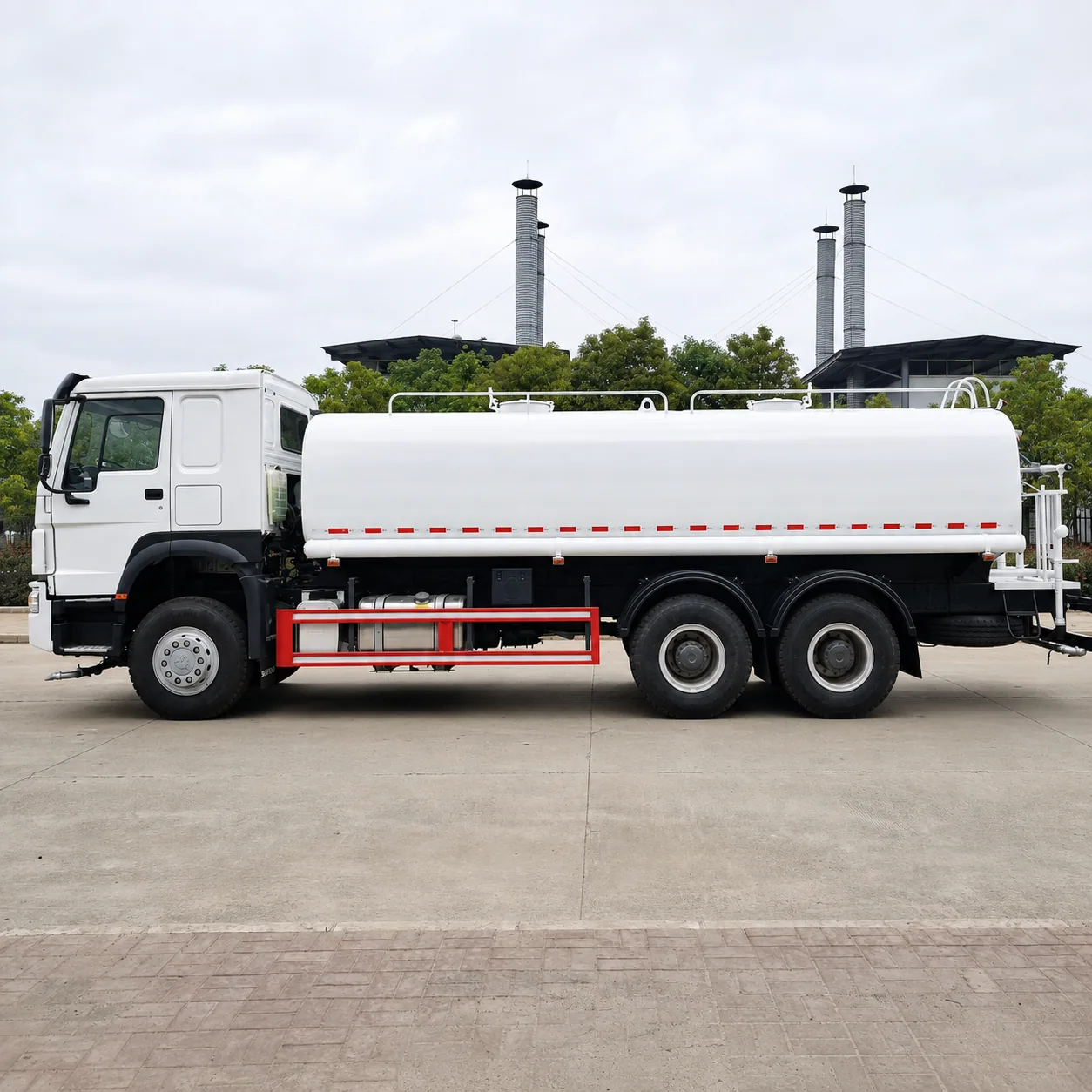 HOWO Water Tanker Truck 266 / 336 / 371 / 380 / 400HP 10 / 15 / 20 / 25 / 30CBM Available – Water Sprinkler Optional detail photo