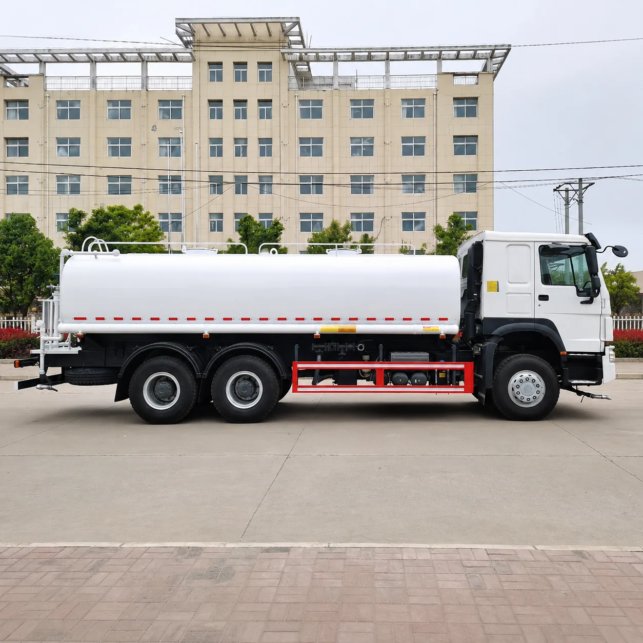 HOWO Water Tanker Truck 266 / 336 / 371 / 380 / 400HP 10 / 15 / 20 / 25 / 30CBM Available – Water Sprinkler Optional product display