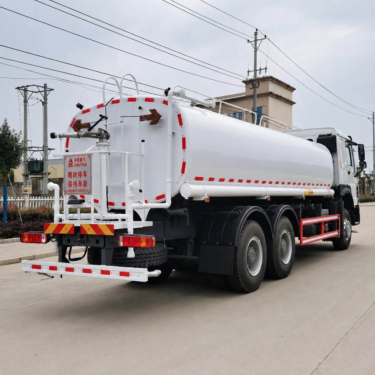 HOWO Water Tanker Truck 266 / 336 / 371 / 380 / 400HP 10 / 15 / 20 / 25 / 30CBM Available – Water Sprinkler Optional product display