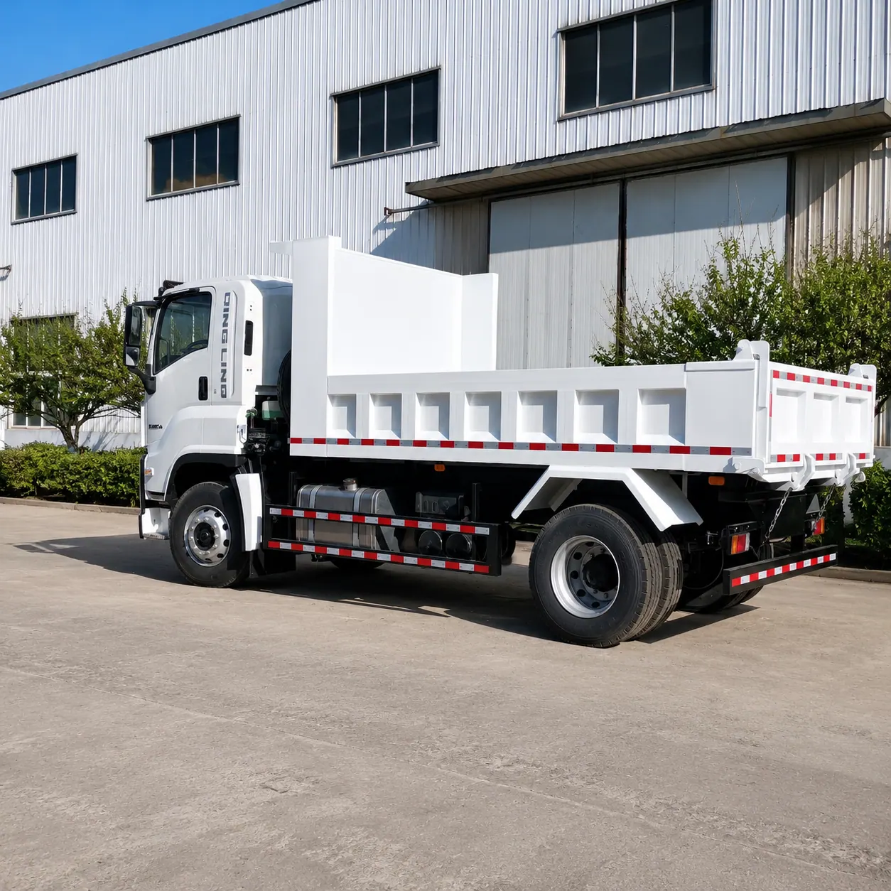 Qingling ISUZU 4×2 Dump Truck / Tipper 100 / 120 / 130 / 150 / 190 / 205HP Available product display