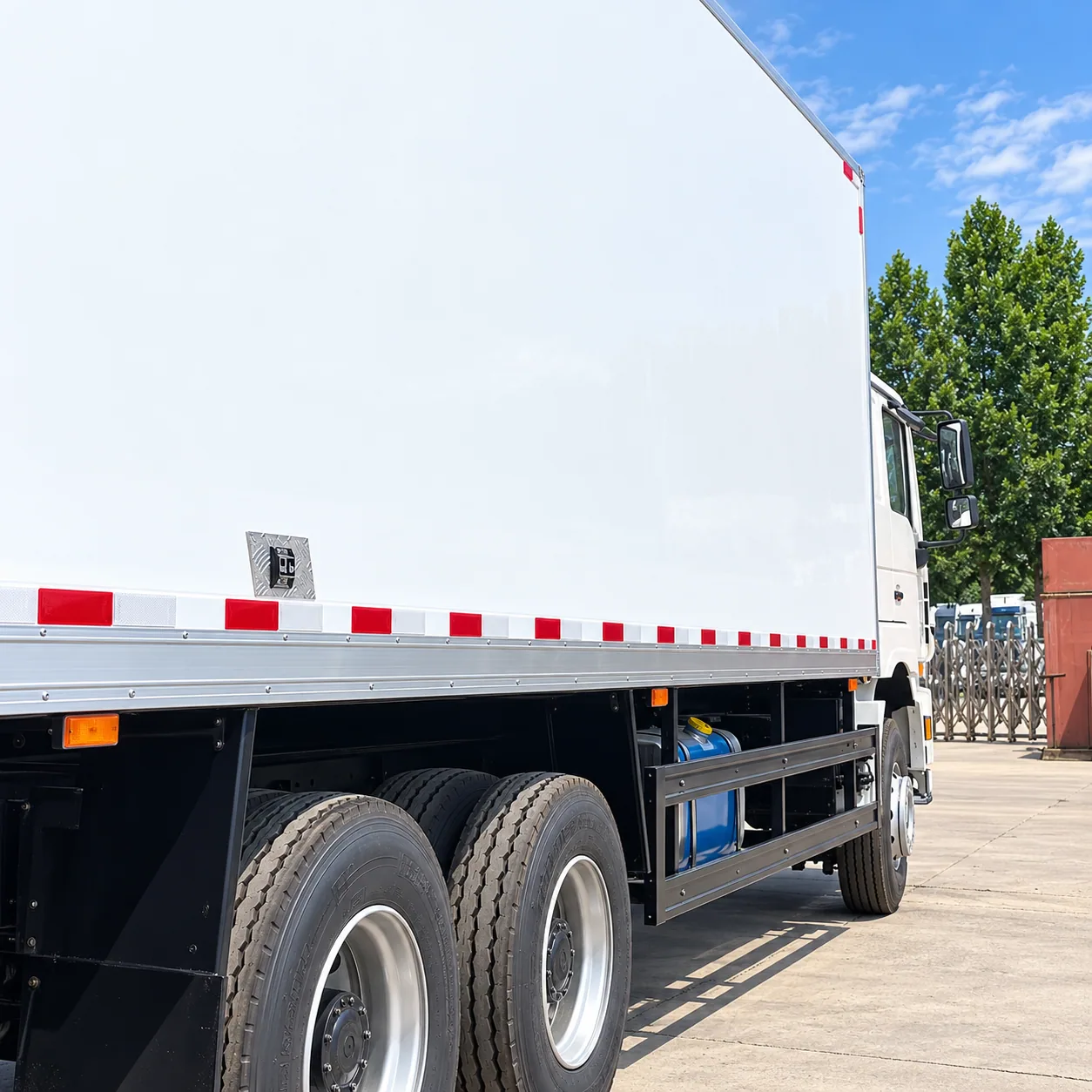 SHACMAN F3000 Refrigerated Truck 4×2 / 6×4 / 8×4 Cold Chain Transport Truck detail photo
