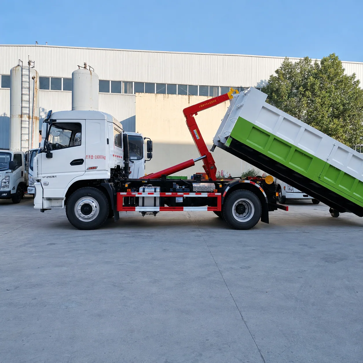 SHACMAN Hook Lift Garbage Truck 180 / 240 / 280 / 340 / 380HP 8–25CBM Available product display