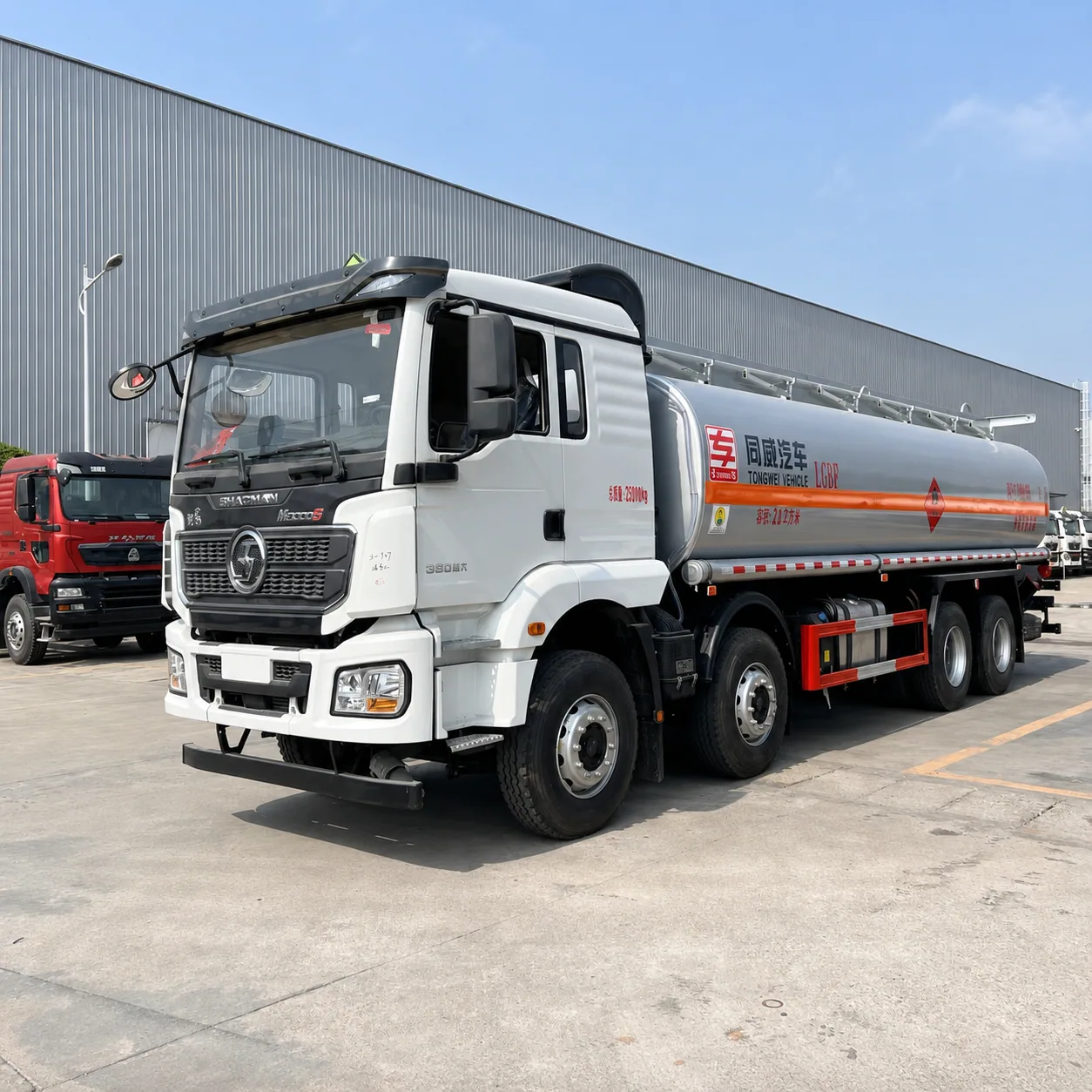 SHACMAN M3000 Fuel Tanker Truck 300 / 340 / 375 / 380HP 10 / 15 / 20 / 25CBM Available product display