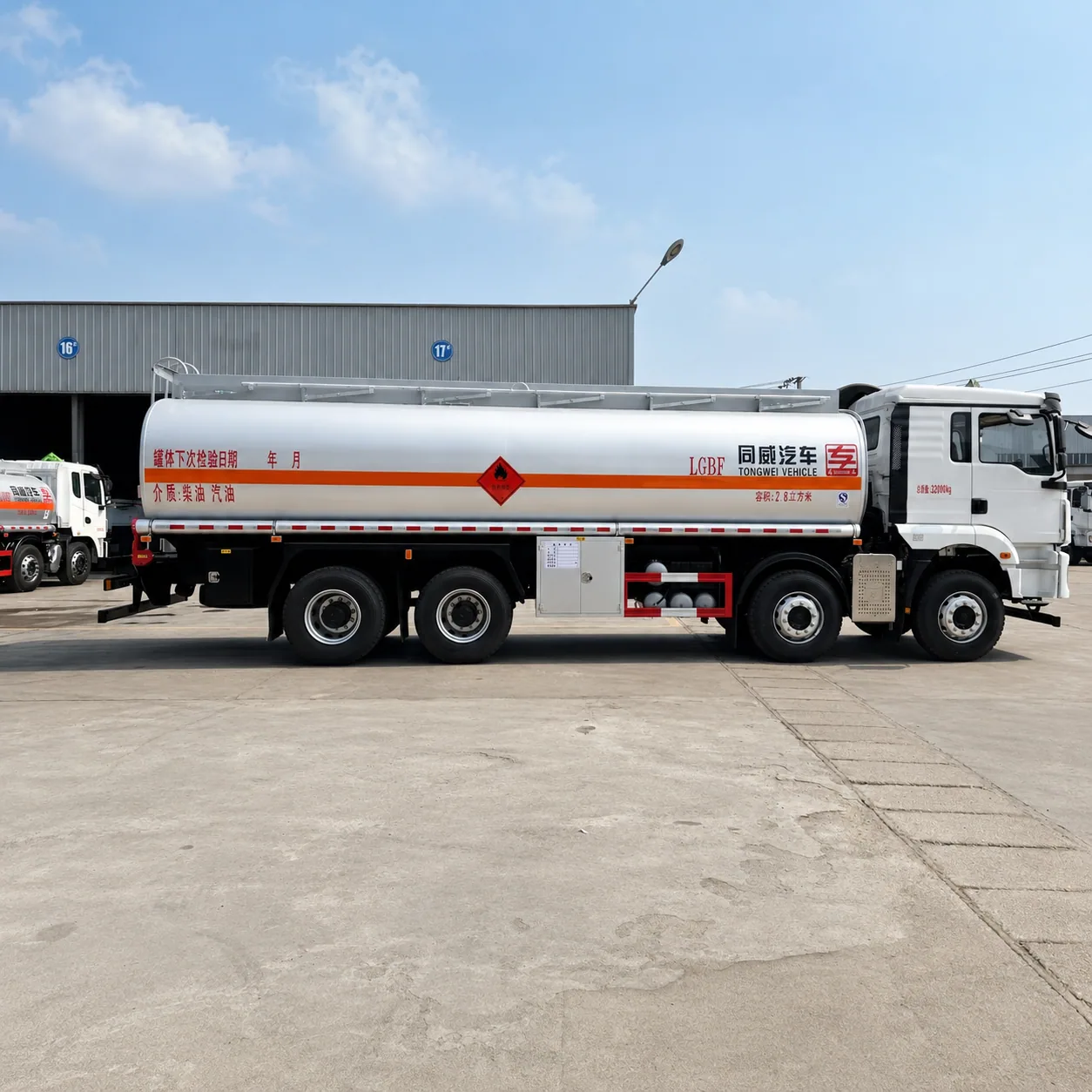 SHACMAN M3000 Fuel Tanker Truck 300 / 340 / 375 / 380HP 10 / 15 / 20 / 25CBM Available detail photo