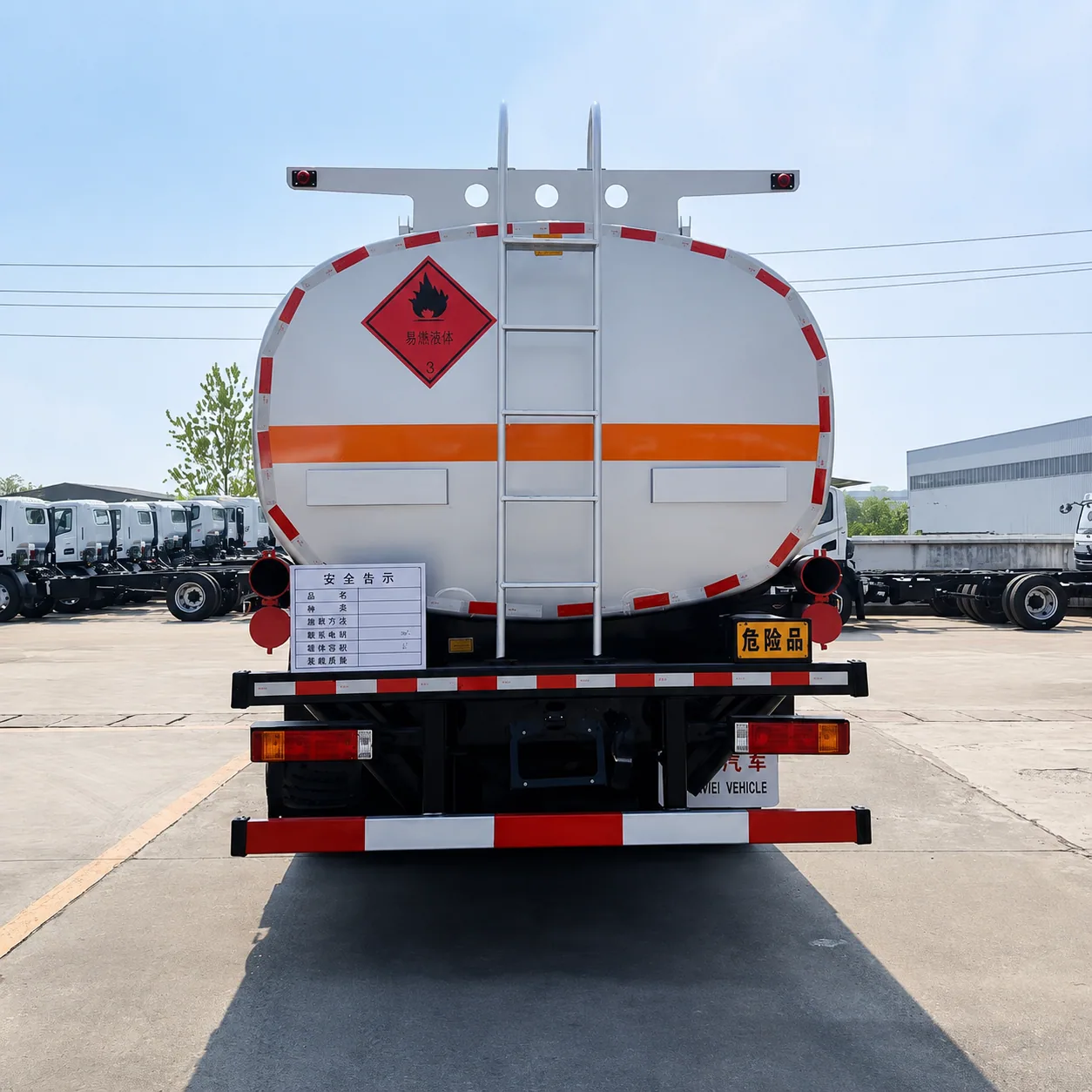 SHACMAN M3000 Fuel Tanker Truck 300 / 340 / 375 / 380HP 10 / 15 / 20 / 25CBM Available product display