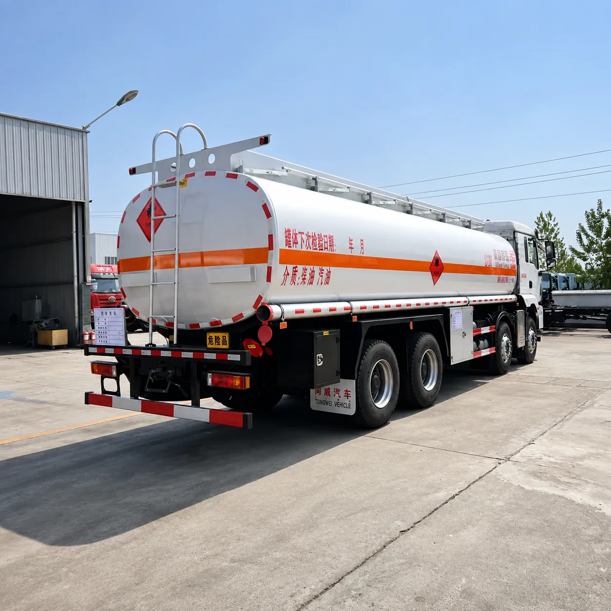 SHACMAN M3000 Fuel Tanker Truck 300 / 340 / 375 / 380HP 10 / 15 / 20 / 25CBM Available detail photo